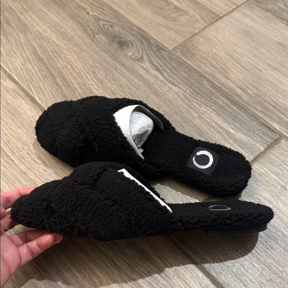 Journee Collection Sereena Black Fuzzy Slippers Sz 8 - Picture 7 of 9
